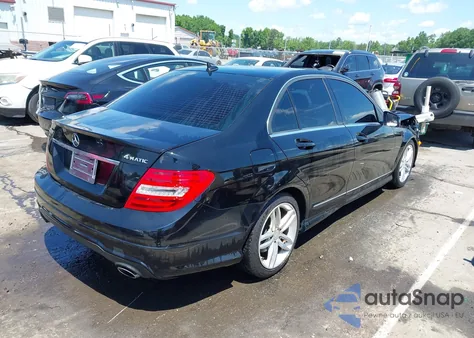 2013 Mercedes-Benz C 300 Luxury 4Matic/Sport 4Matic z USA, uszkodzony, nr VIN WDDGF8ABXDR281372